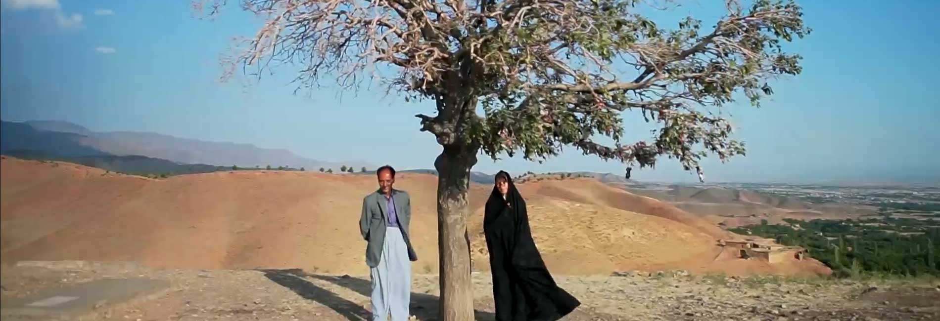 پیژامه راه راه پدر را باد برد